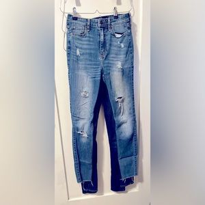 Hollister skinny jeans 1r and 1s great condition super cute !! Bundle pack !